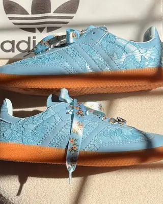 Tênis Adidas azul com sola de borracha